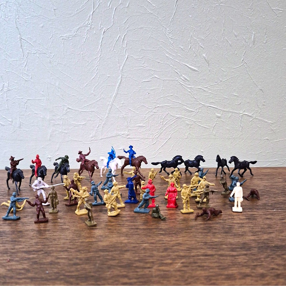 Vintage Plastic Toy Soldiers Infantry Figures Lot w/ Horses